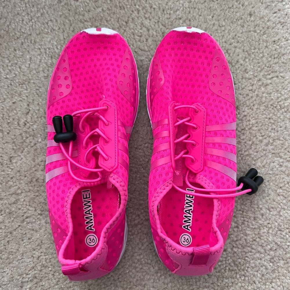 Great condition AMA WEI woman’s water shoes